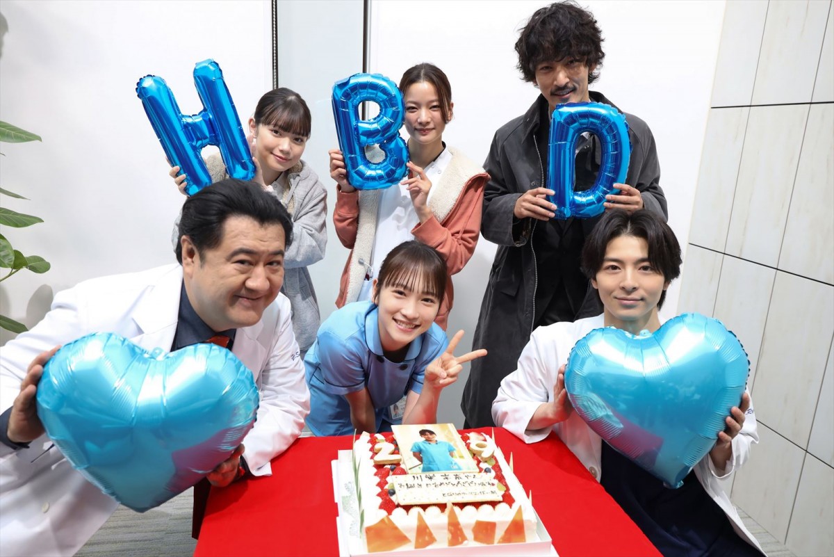 新水曜ドラマ『となりのナースエイド』(前列左から)小手伸也、川栄李奈、高杉真宙(後列左から)あかせあかり、織田梨沙、上杉柊平