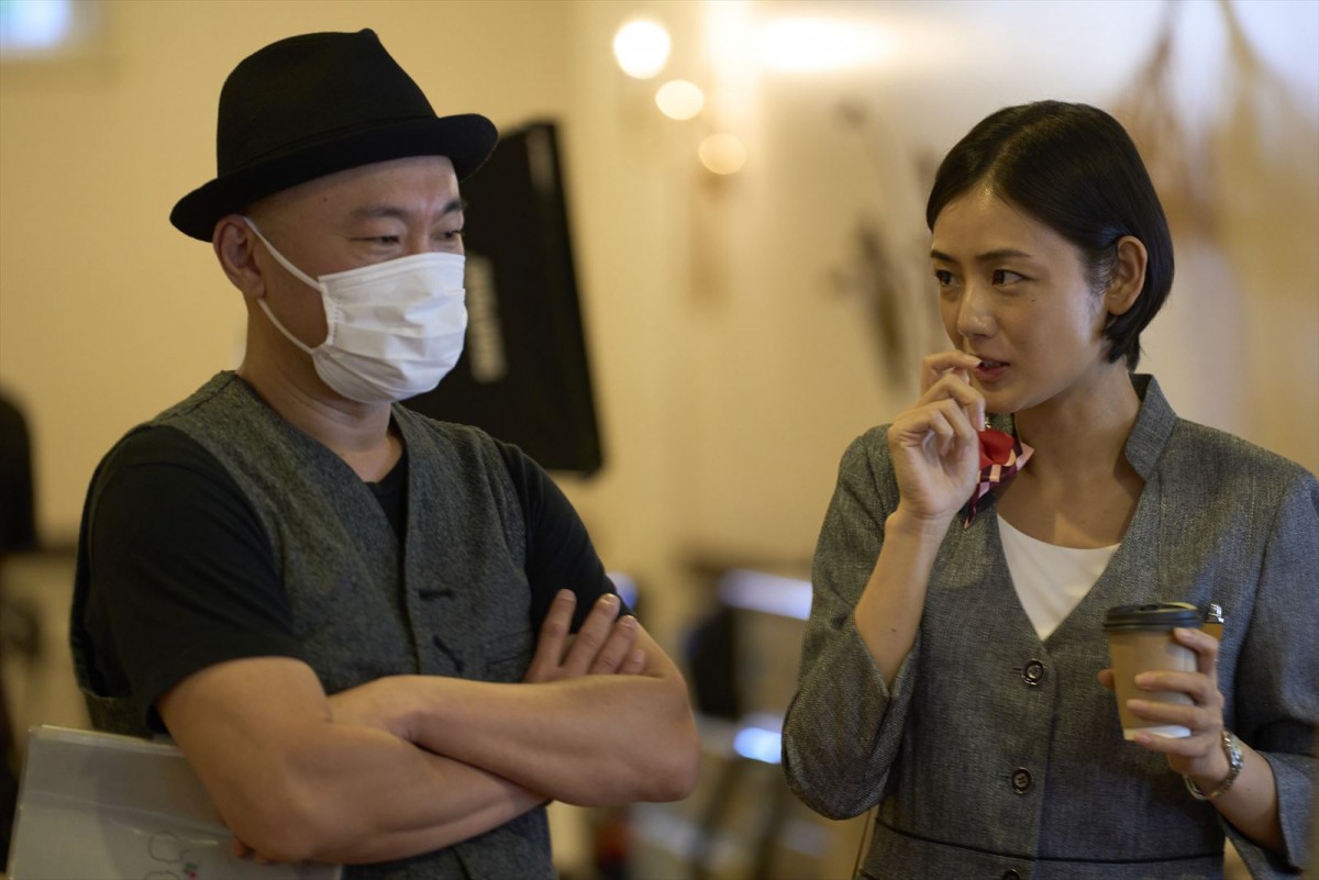 土屋太鳳、Snow Man・佐久間大介らと内田英治監督の姿を収めた映画『マッチング』メイキング写真到着