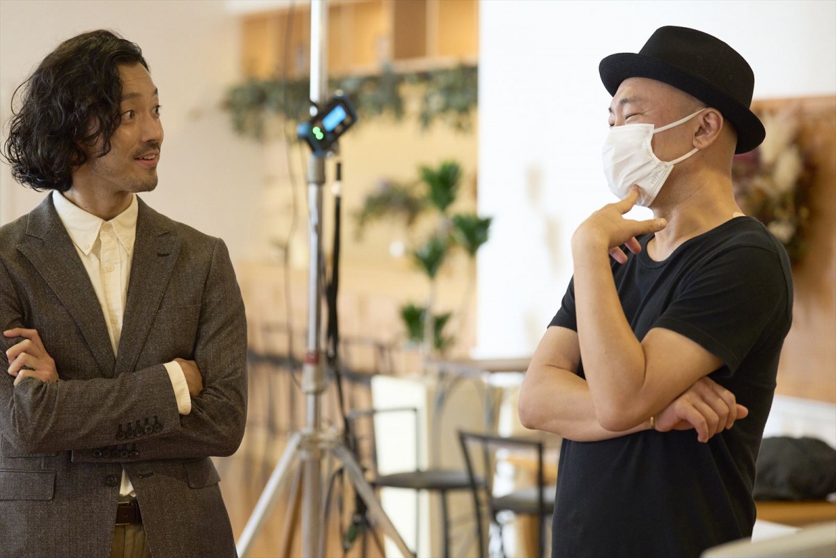 土屋太鳳、Snow Man・佐久間大介らと内田英治監督の姿を収めた映画『マッチング』メイキング写真到着