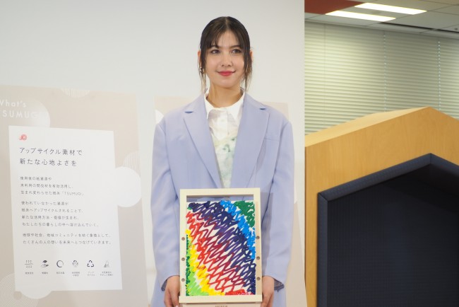 長谷川ミラ、紙糸キャンバスに個性あふれるアートを披露！ 「絵は本当に苦手なんです（笑）」