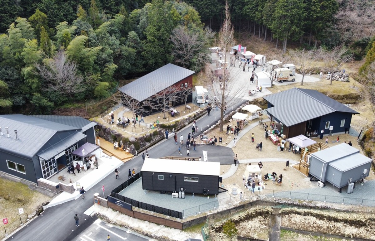 三重に“泊まれる住宅展示場”オープン！　サウナ付きコテージやトレーラーを展開