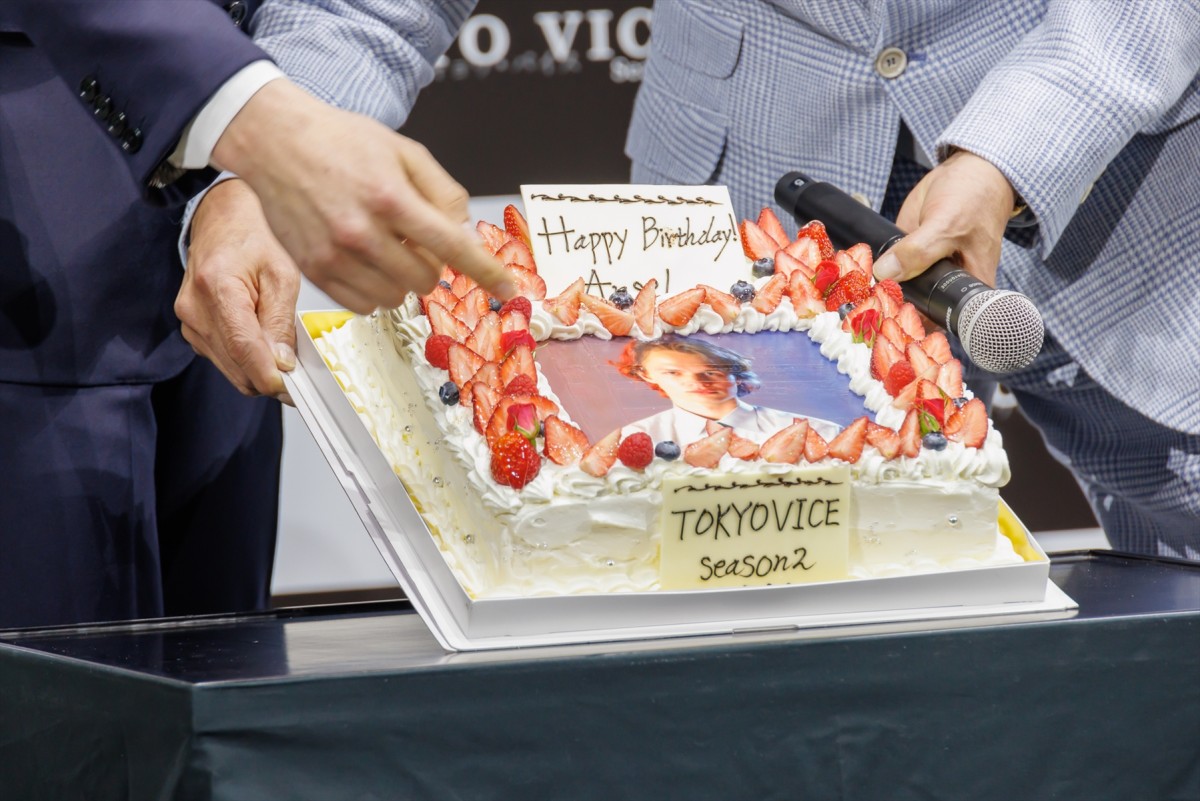 アンセル・エルゴート「東京は僕の第二の故郷」　30歳を祝うサプライズケーキに感激