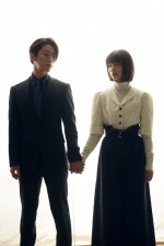 連続ドラマW 東野圭吾『ゲームの名は誘拐』に出演する（左から）亀梨和也、見上愛