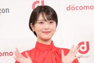 浜辺美波、「ドコモとAmazonの新たな協業」に関する記者発表会に登場