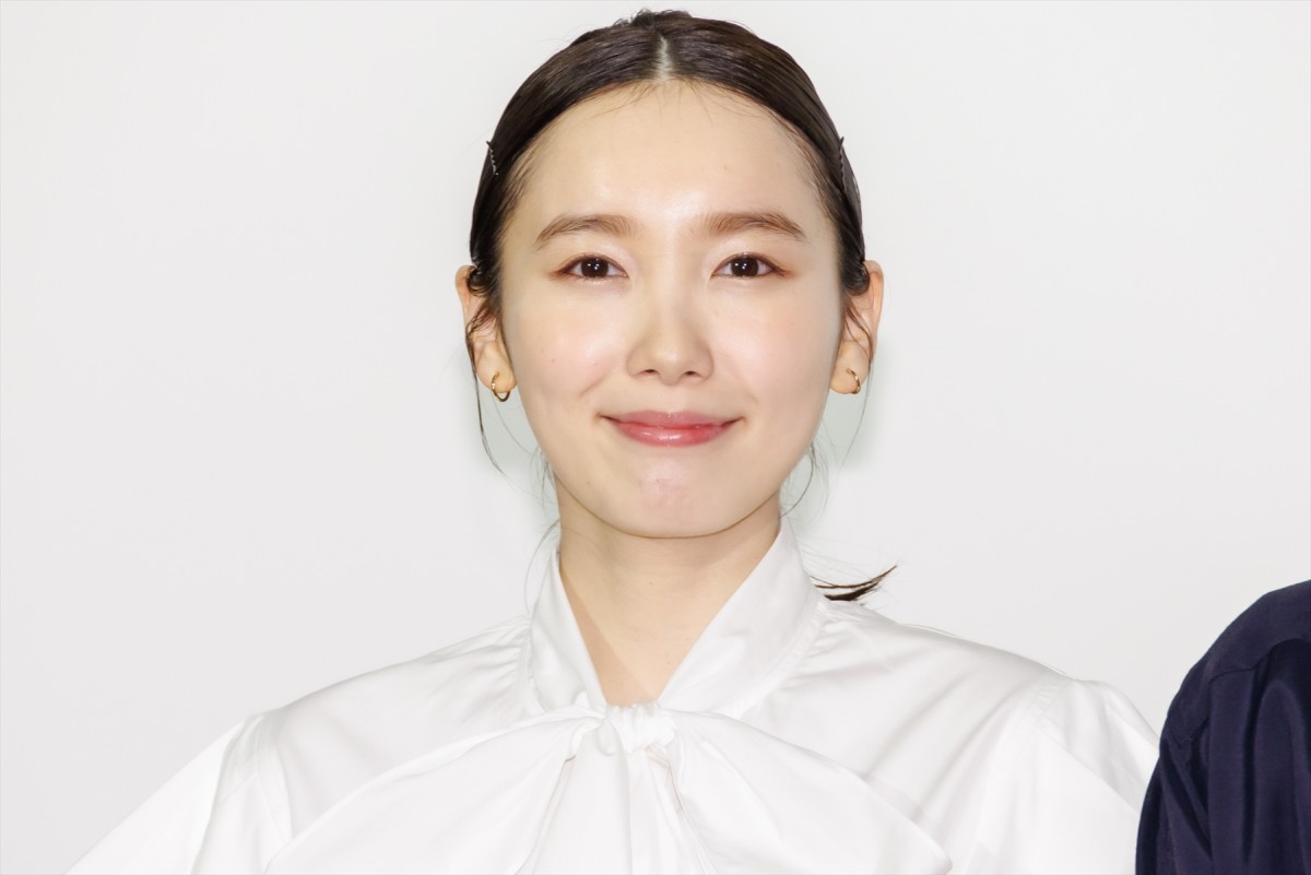 飯豊まりえ、高橋一生の身体能力に驚き「見ているだけで息が止まってしまう」