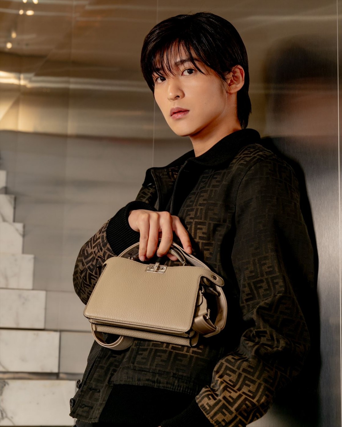 フェンディ(FENDI)ジャパンブランドアンバサダーを務めるSnow Manの目黒蓮が「ピーカブー」2024年春夏シーズンキャンペーンのローンチを祝福