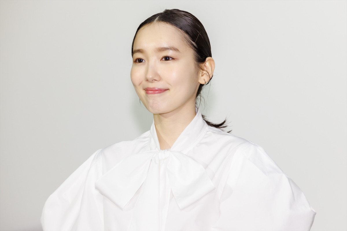 飯豊まりえ、高橋一生の身体能力に驚き「見ているだけで息が止まってしまう」