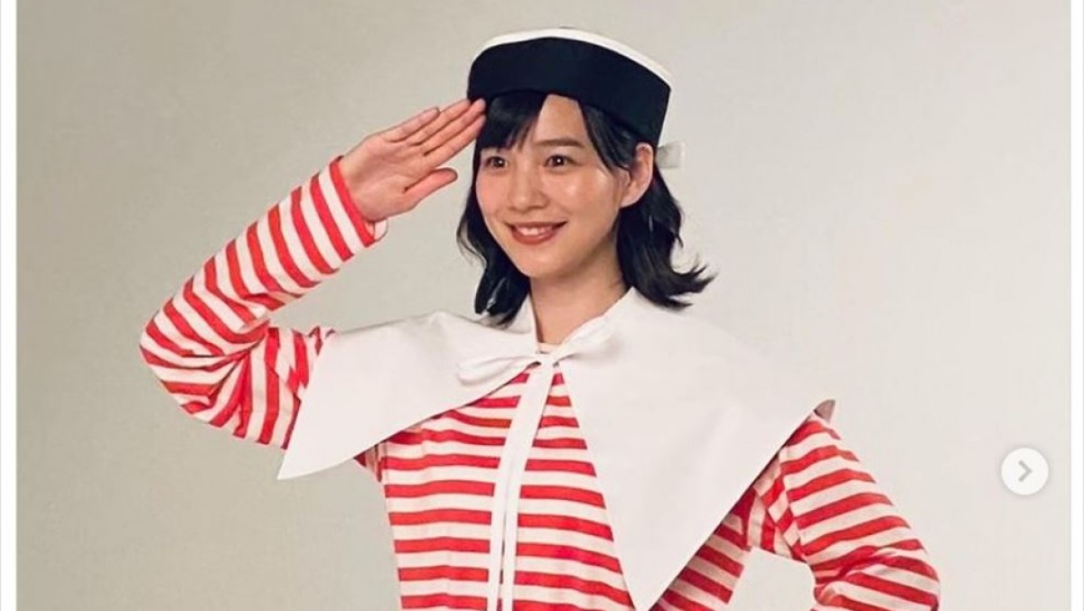 のん、マリンルック衣装の撮影風景に反響「さすがはさかなのこ」「可愛