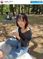 ピクニックを満喫する山本彩　※「山本彩」インスタグラム