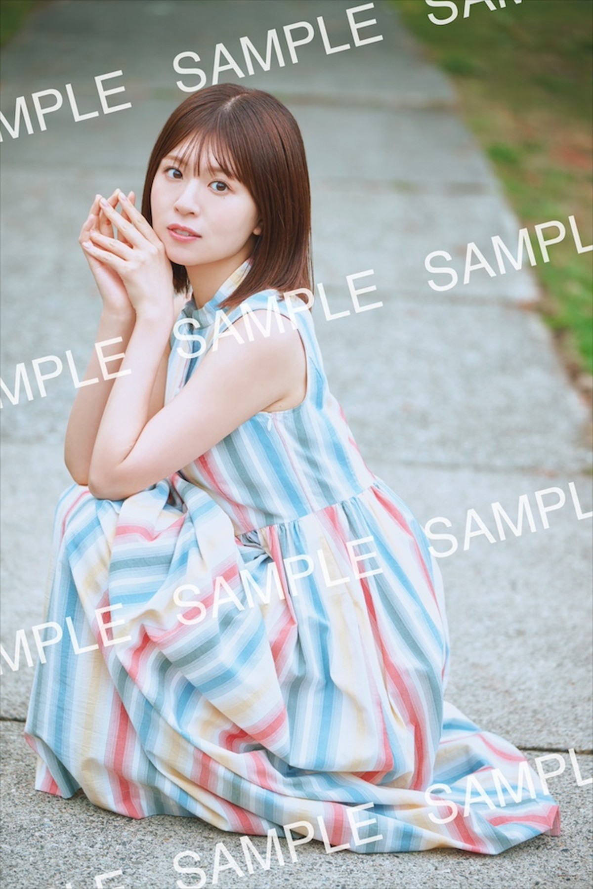 日向坂46・松田好花、ゆる白ニットから美脚があらわ！　写真集先行カット到着