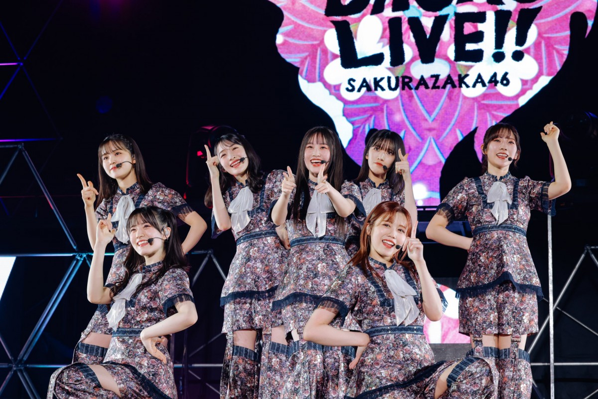 櫻坂46「BACKS LIVE!!」“表題曲なし”の挑戦的セットリスト　12人が熱いパフォーマンス