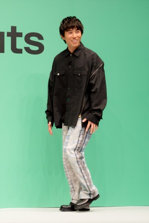 中尾明慶、Uber Eats 新CM公開記念「Uber Eats 博士」認定式に登場