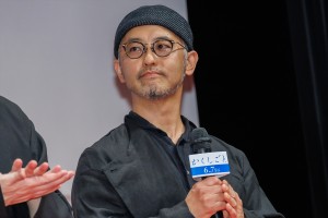 関根光才監督、映画『かくしごと』完成披露舞台挨拶に登場