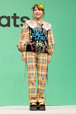 仲里依紗、Uber Eats 新CM公開記念「Uber Eats 博士」認定式に登場