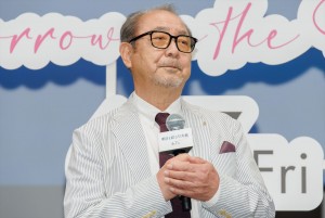 平泉成、映画『明日を綴る写真館』完成披露舞台あいさつに登場