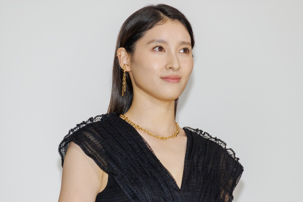 舘ひろし＆柴田恭兵、2人の関係は「もう夫婦でした」壇上でのハグに大歓声