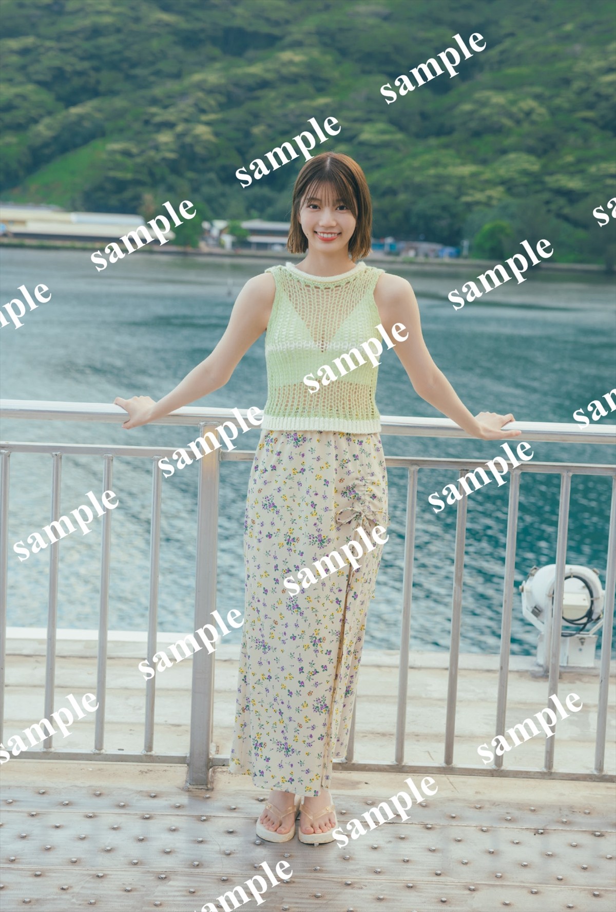 日向坂46・高本彩花、自慢の鎖骨が美しすぎる！　1st写真集封入ポスカ第6弾
