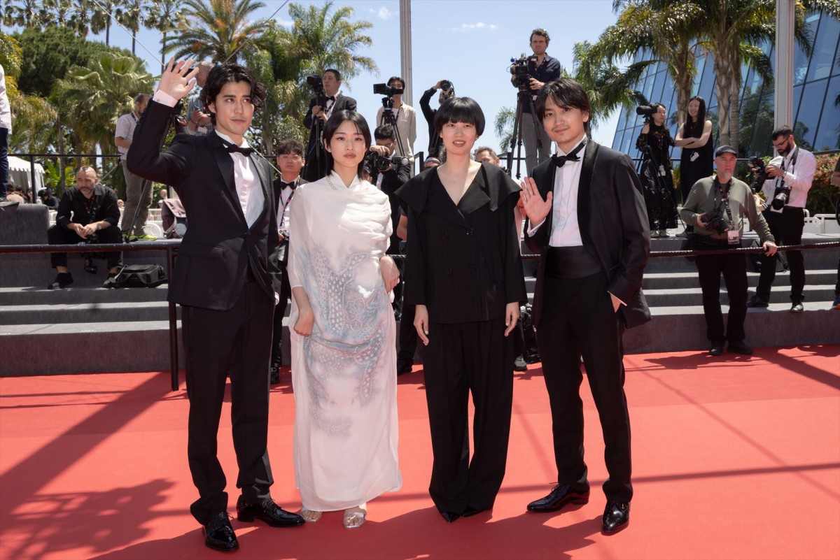 第77回カンヌ国際映画祭でレッドカーペットに登場した(左から)寛一郎、河合優実、山中瑶子監督、金子大地
