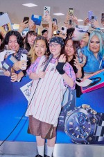 成田空港に到着したビリー・アイリッシュ