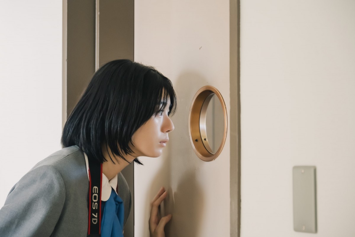 櫻坂46・藤吉夏鈴の魅力全開！　『新米記者トロッ子』新規場面写真一挙公開