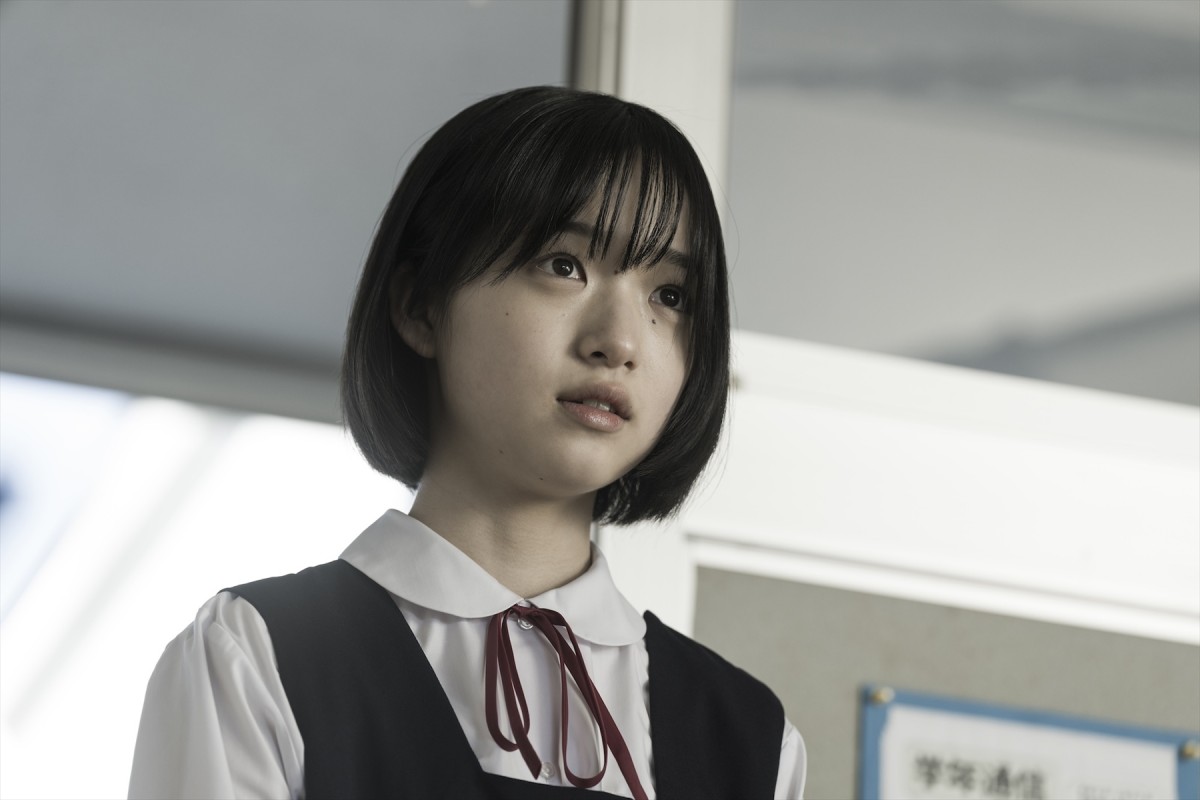 教壇に立つ渋谷凪咲、切ない表情の染谷将太――清水崇監督『あのコはだぁれ？』新規カット公開