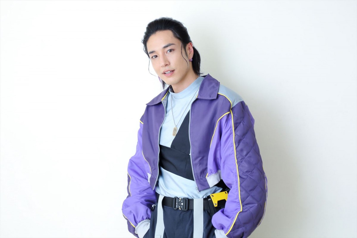 宮澤佑、10年間積み重ねたスーパー戦隊への思い　『爆上戦隊ブンブンジャー』ブンバイオレット抜てきで「ついにヒーローになったんだ！」