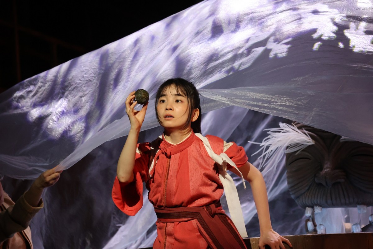舞台『千と千尋の神隠し』Huluで独占ライブ配信！　川栄李奈と福地桃子が千尋役を務める千穐楽公演