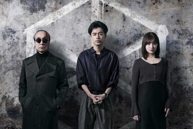 ドラマ『降り積もれ孤独な死よ』に出演する(左から)小日向文世、成田凌、吉川愛