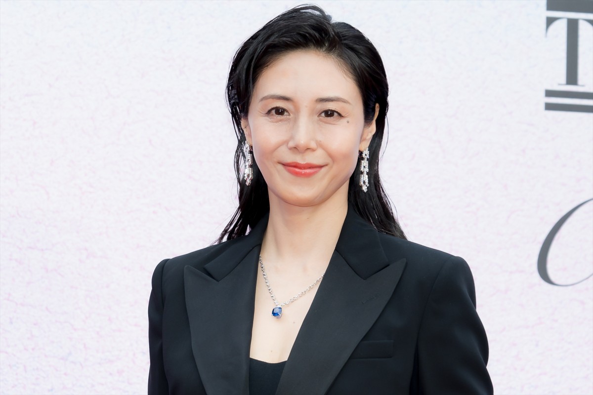 戸田恵梨香、美しいブラックドレスでイベント登場　大切にしている“絆”を明かす「やっぱり家族の絆」