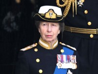 アン王女が脳震とうで入院