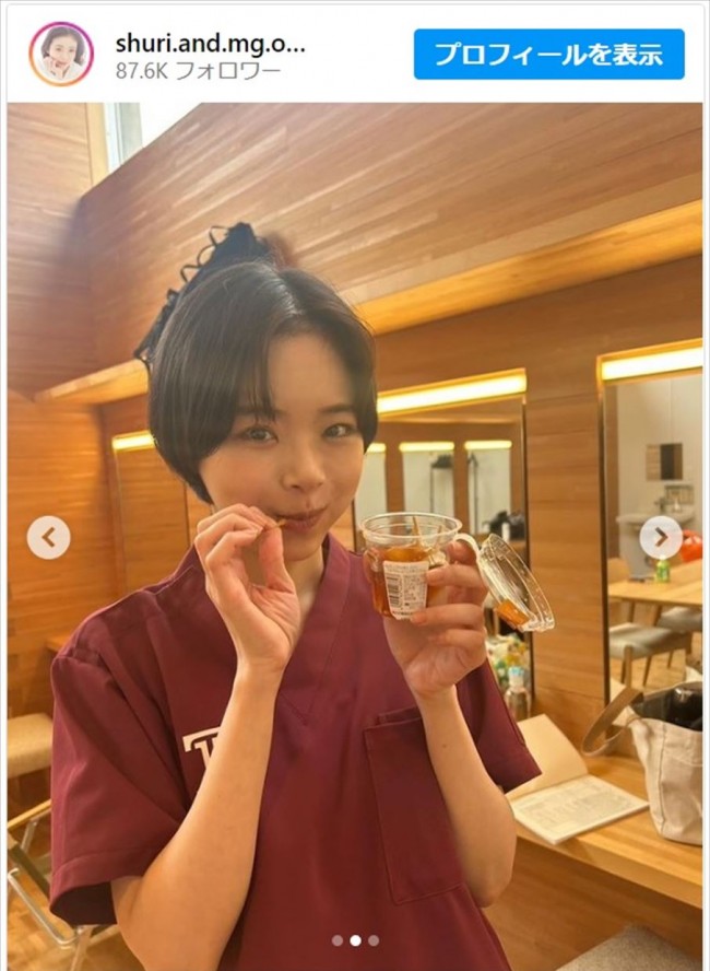 お団子をモグモグする趣里 ※「趣里とマネージャー」インスタグラム