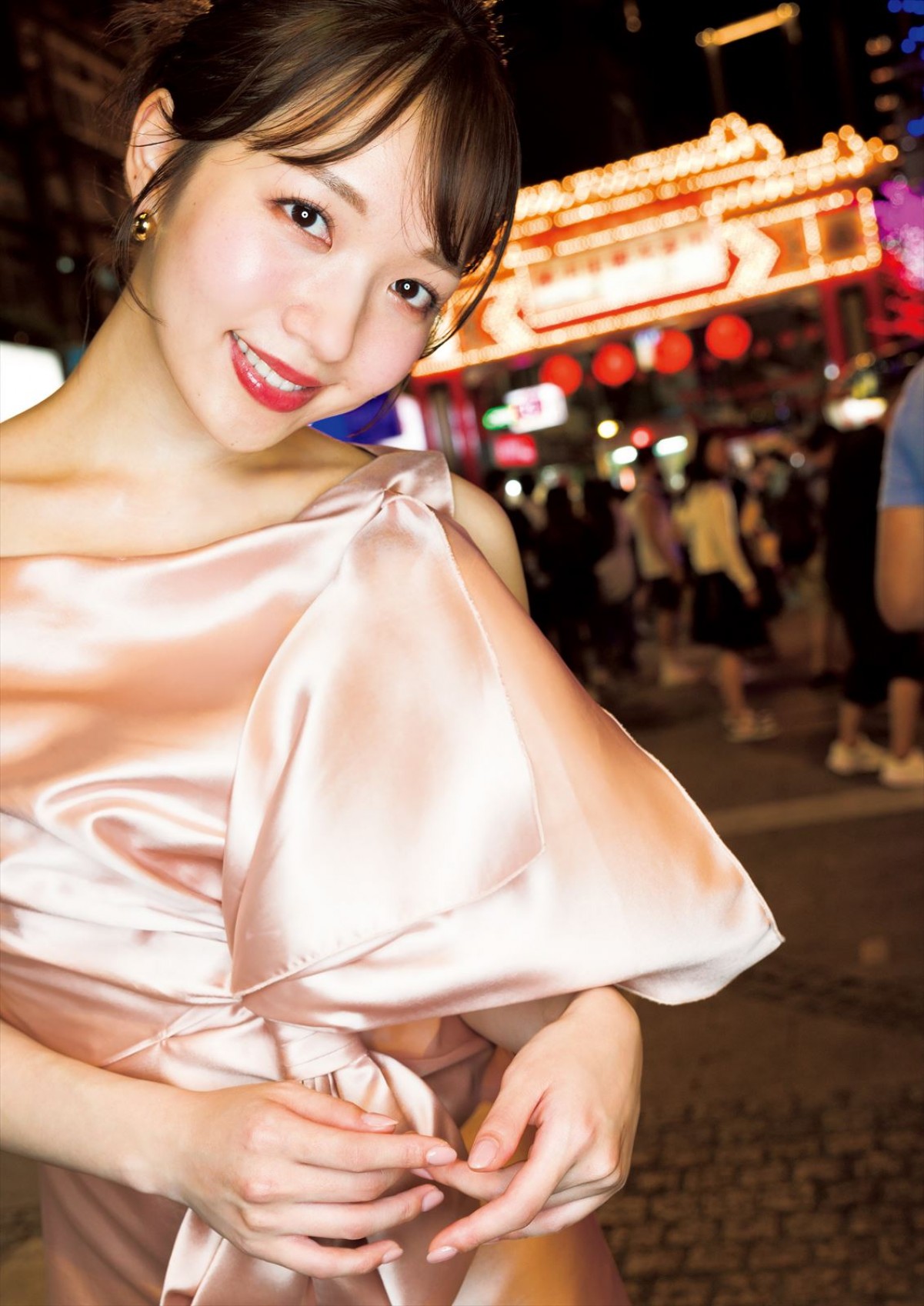 美人キャスター・刈川くるみ、ほんわか笑顔全開のグラビアで初ソロ表紙