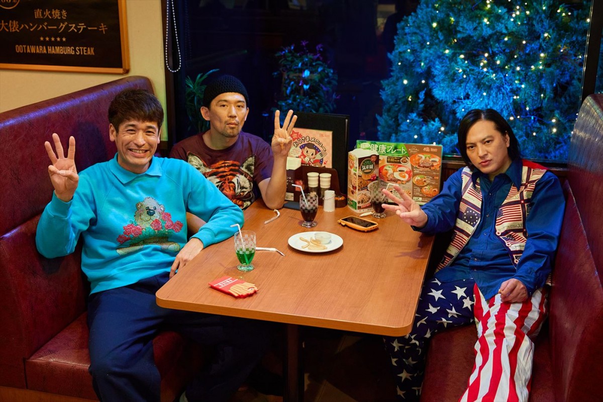 佐藤隆太×岡田義徳×塚本高史『映画THE３名様Ω』、スタイリッシュなキャラポス解禁　場面写真も到着！