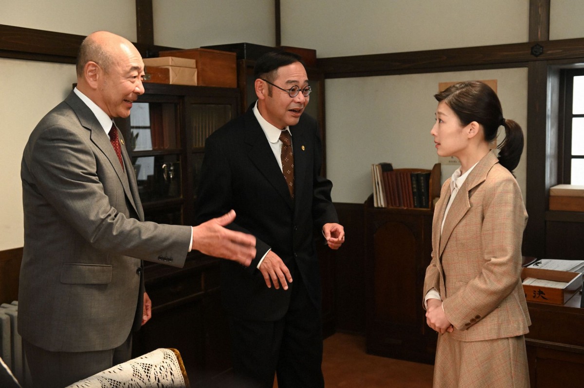 明日の『虎に翼』“寅子”伊藤沙莉、申立人や弁護士らと山の現地調査へ向かう