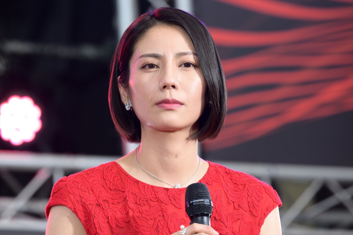 松下奈緒、木村文乃ら『スカイキャッスル』セレブ妻キャストが深紅のドレスで集結
