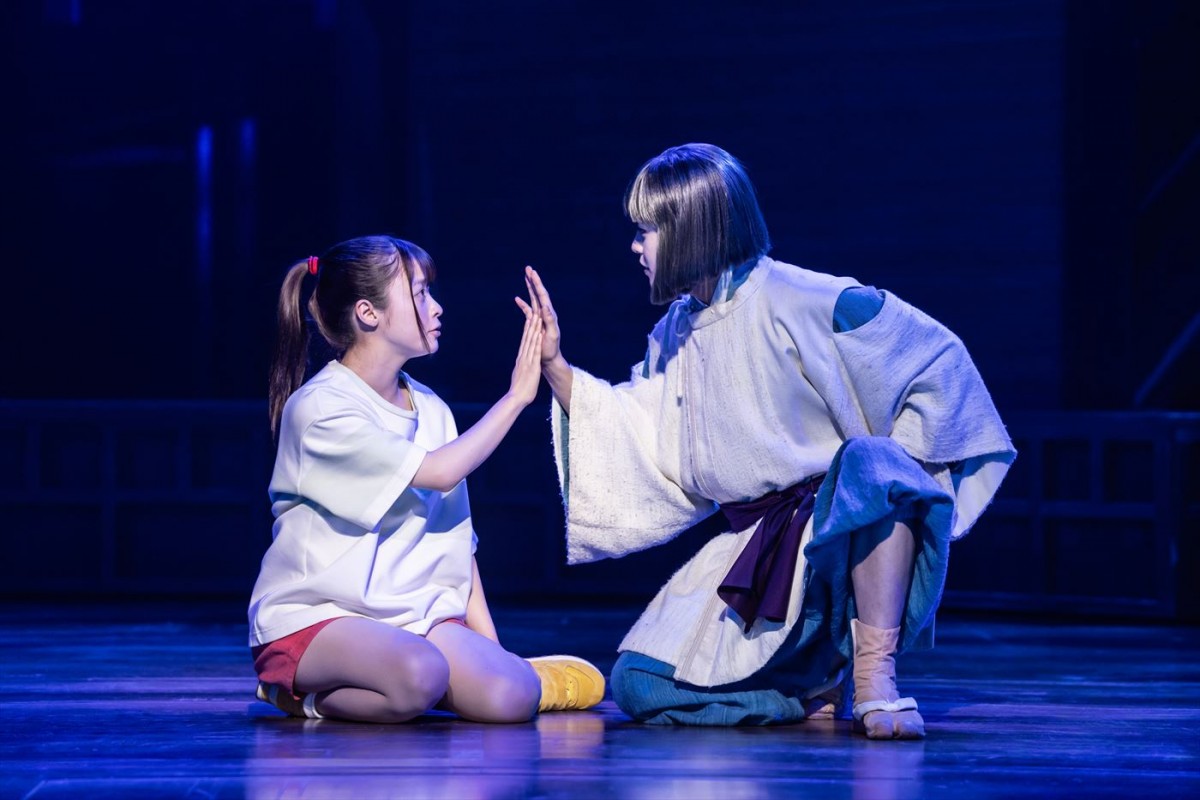 舞台『千と千尋の神隠し』ロンドン千穐楽！　橋本環奈、上白石萌音、川栄李奈、福地桃子が感謝の言葉