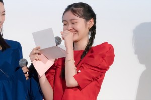 鈴川紗由、映画『きみの色』初日舞台挨拶に登場