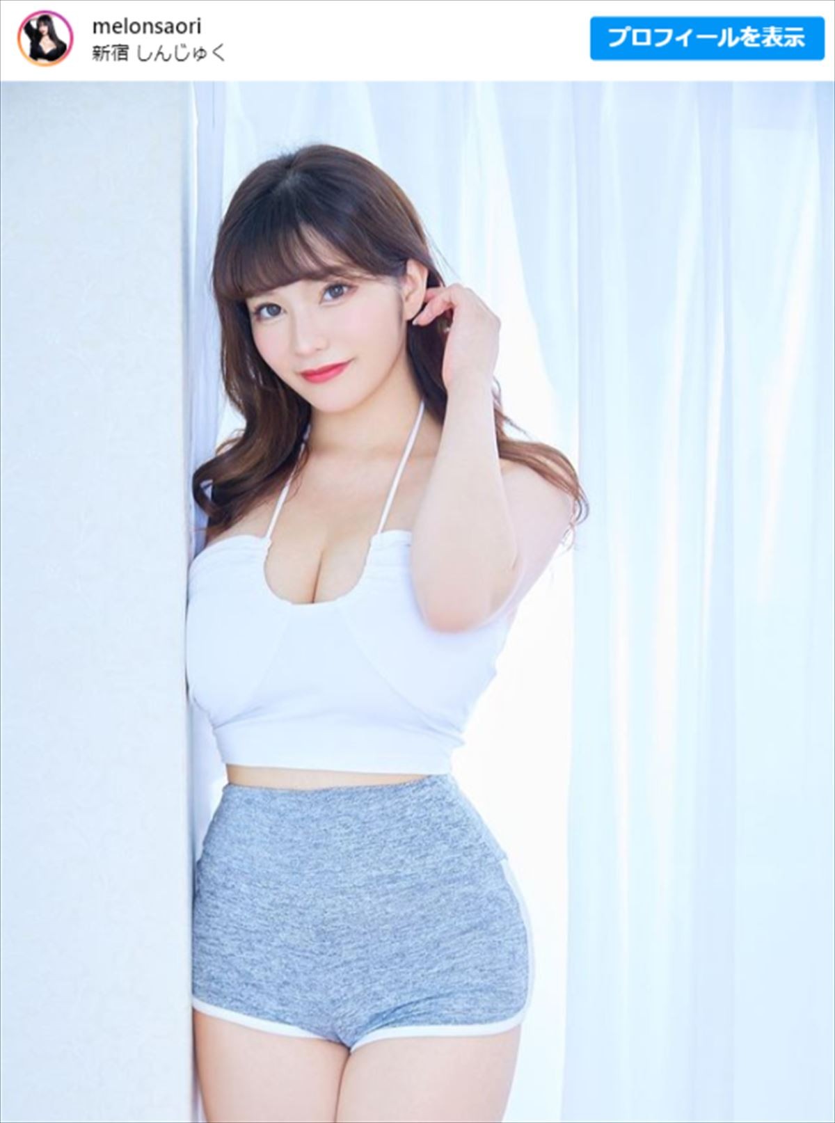 “超絶スタイル”で話題のラウンドガール、緑ニットコーデにネットでは驚きの声