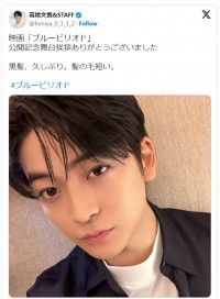 久々の黒髪・短髪姿を披露した高橋文哉 ※「高橋文哉」エックス