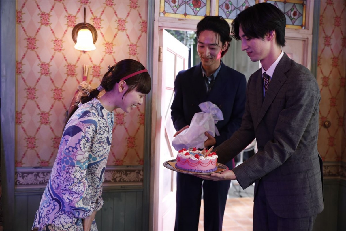 福原遥が26歳に！　『マル秘の密子さん』撮影現場で上杉柊平と清水尋也がサプライズでお祝い