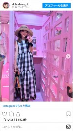 ほしのあき、ピンクで電話ボックスで「もしもし」　※「ほしのあき」インスタグラム