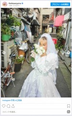 結婚発表とともにウエディングドレス姿を公開した青山テルマ　※「青山テルマ」インスタグラム