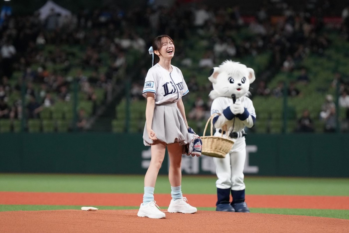 森香澄、ポニテ＆ミニスカ姿でマウンドに降臨！　ノーバン投球できず「リベンジしたい」
