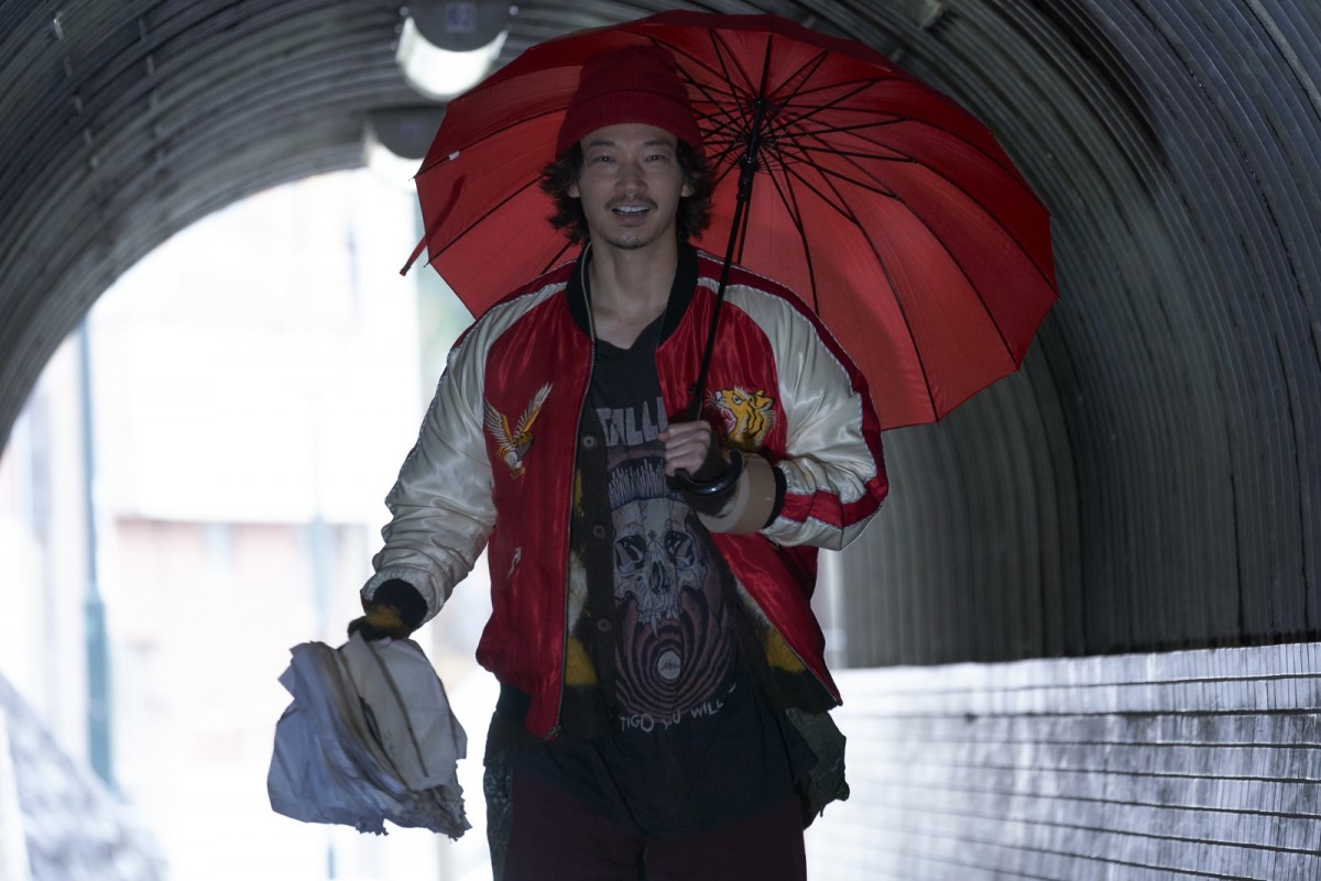 綾野剛が赤髪に！　堂本剛主演『まる』綾野の役作りの裏側に迫る場面写真公開