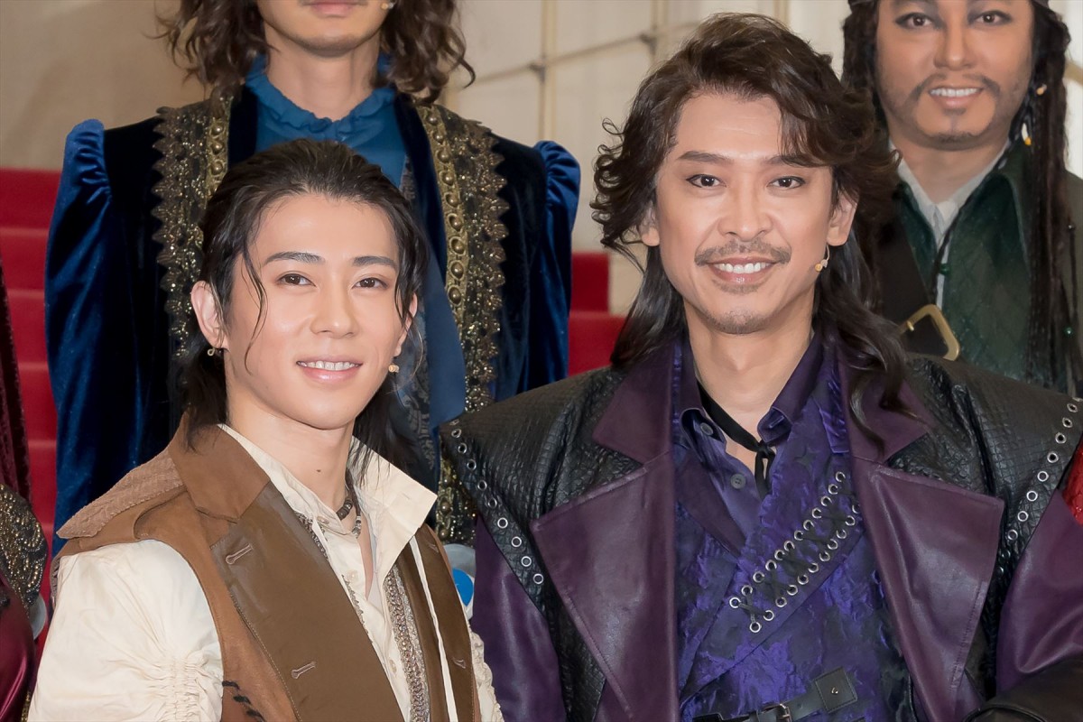 (左から)Aぇ!group・末澤誠也&坂本昌行、ミュージカル『三銃士』初日囲み取材に登場