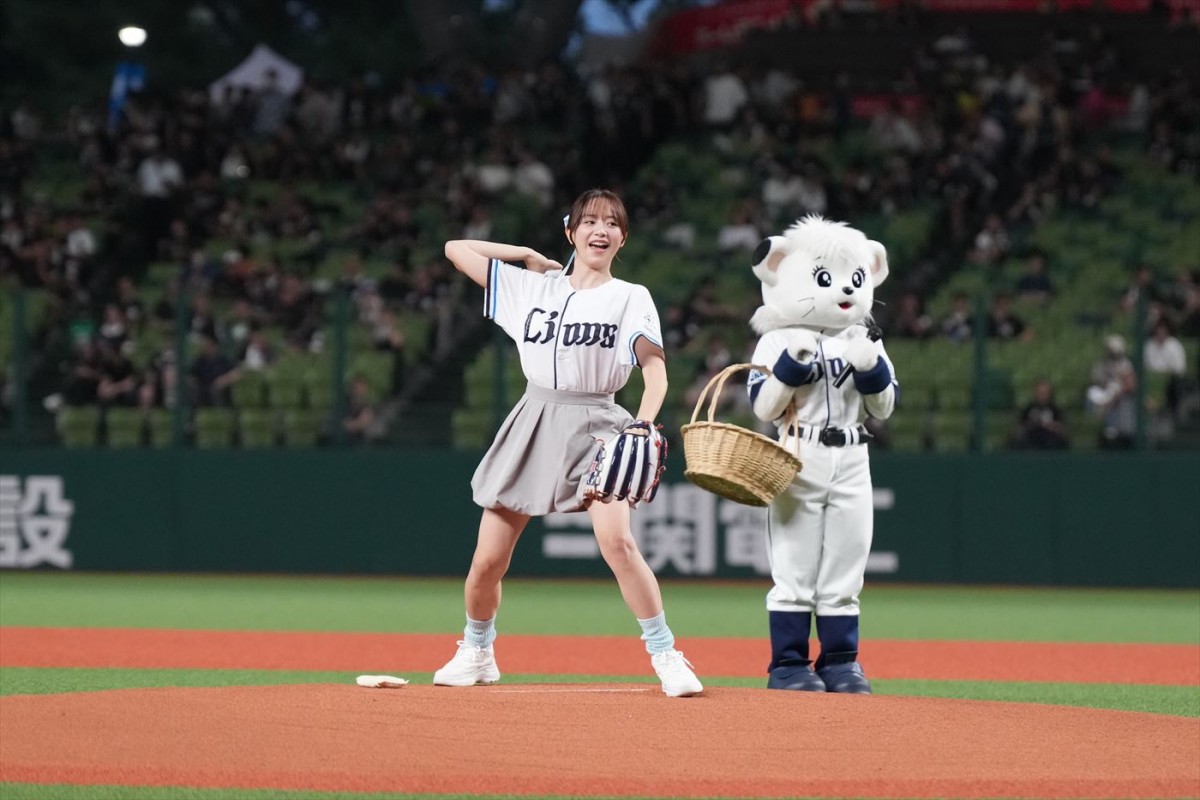 森香澄、ポニテ＆ミニスカ姿でマウンドに降臨！　ノーバン投球できず「リベンジしたい」
