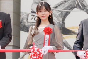 乃木坂46・池田瑛紗、JRA70周年特別展示「世界一までの蹄跡」テープカットセレモニーに登場