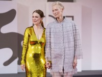 ジュリアン・ムーアとティルダ・スウィントン、手をつないでベネチアのレットカーペットに降臨