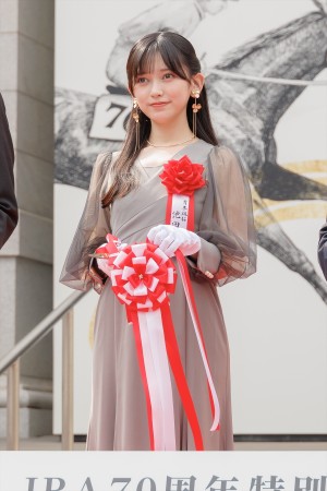 乃木坂46・池田瑛紗、JRA70周年特別展示「世界一までの蹄跡」テープカットセレモニーに登場