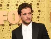 キット・ハリントン、舞台で裸になるのは怖かった